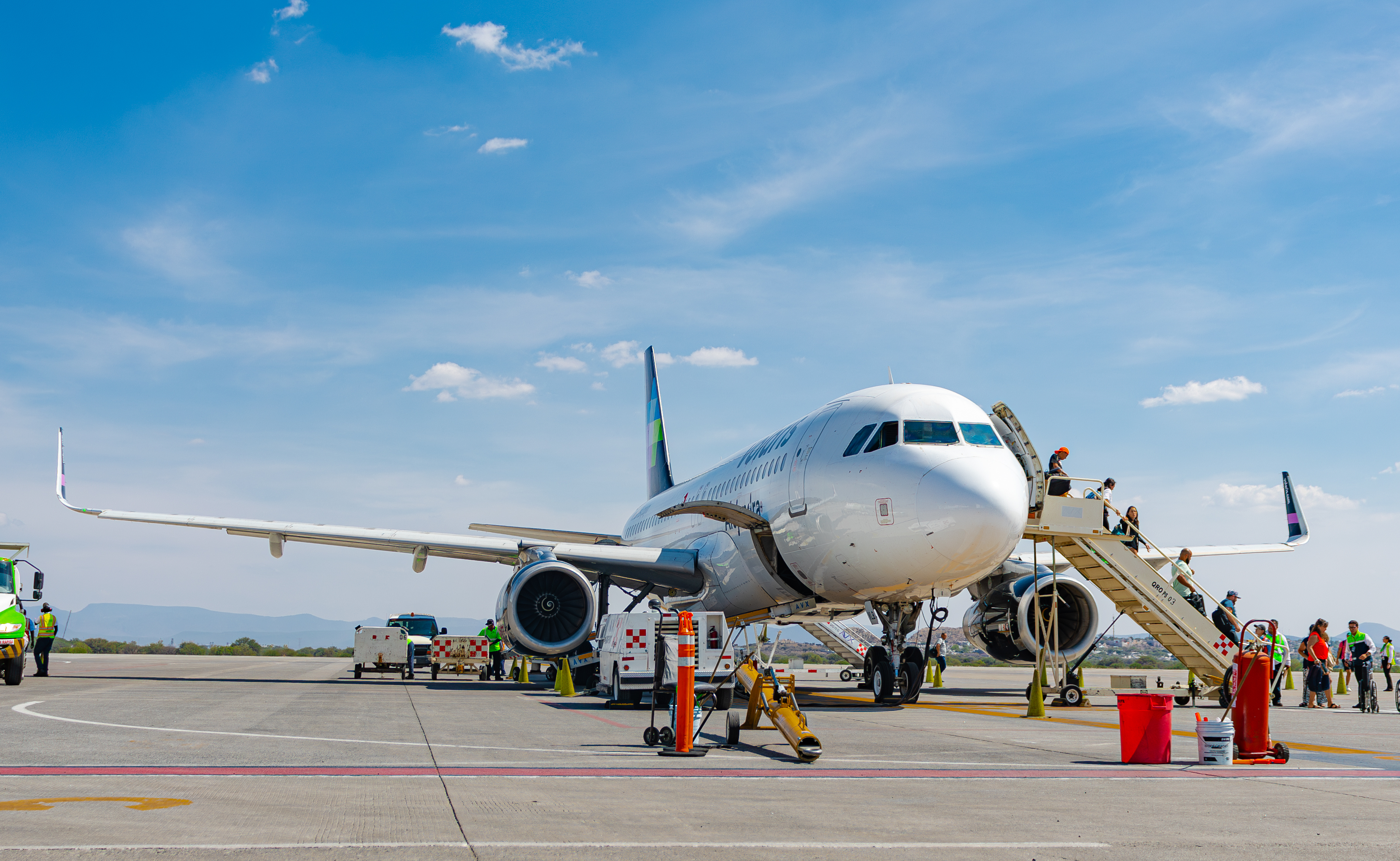 Avión en plataforma del Aeropuerto Intercontinental de Querétaro